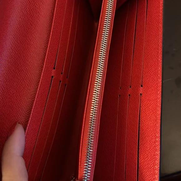 EUC Beautiful twist lock red wallet with silverr hardwaree!!!Full inclusion!!! - Picture 6 of 8